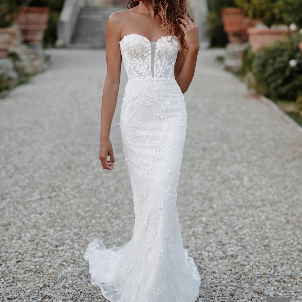 Elegant Strapless Floral Lace Allure Bridal Gown